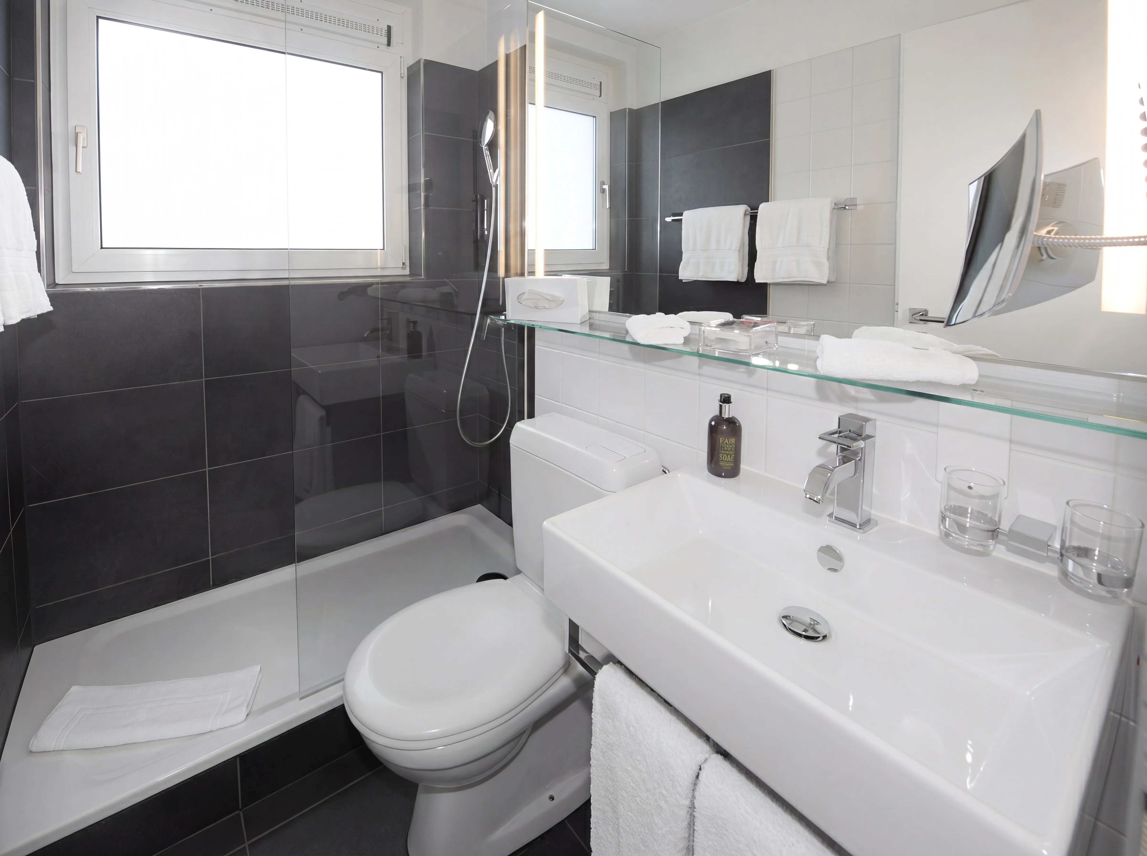 Badezimmer mit Dusche und Glasablage im Classic Grandlit