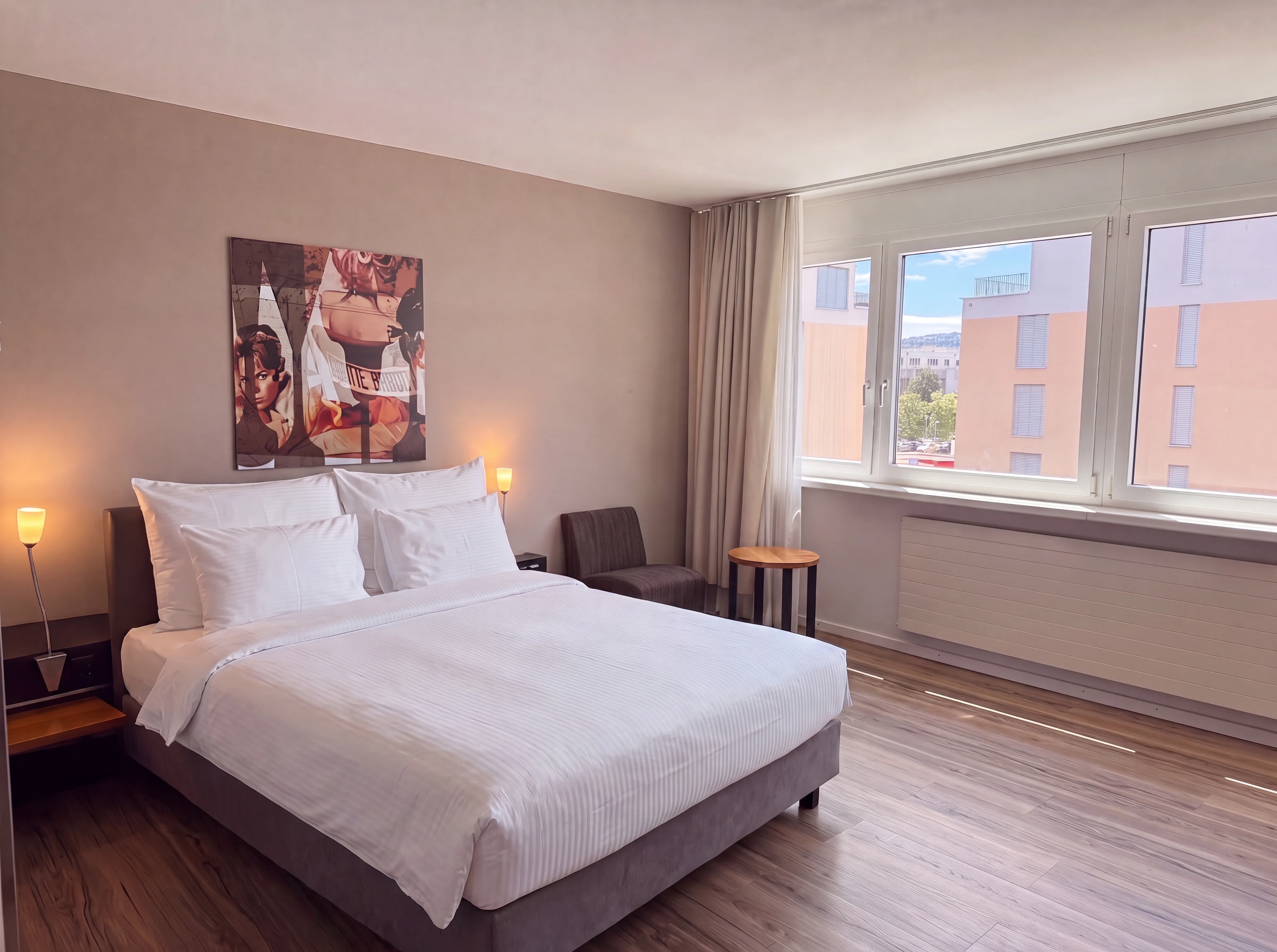 Businesszimmer mit Queensize-Bett und Fensterfront