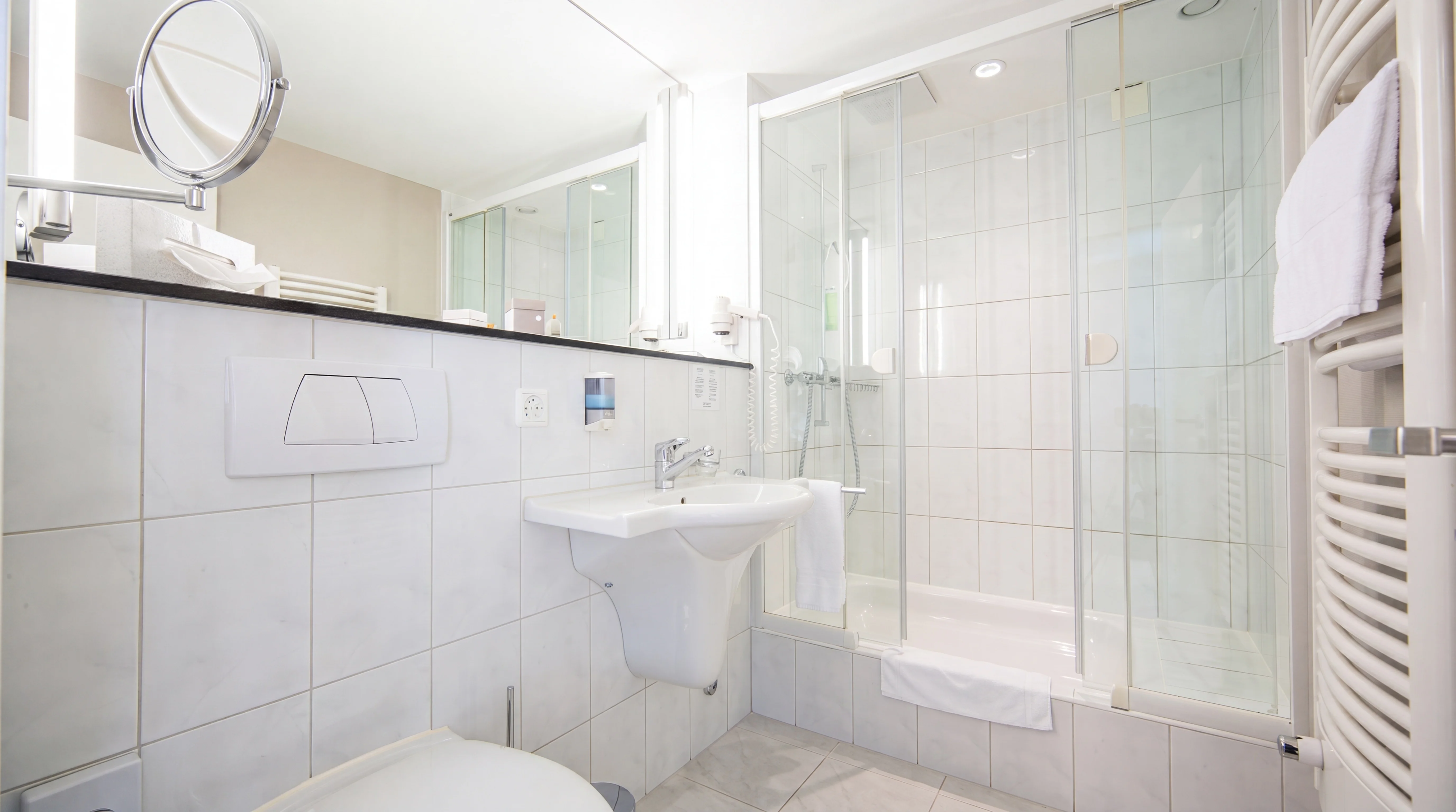 Badezimmer mit Dusche im Classic Twin