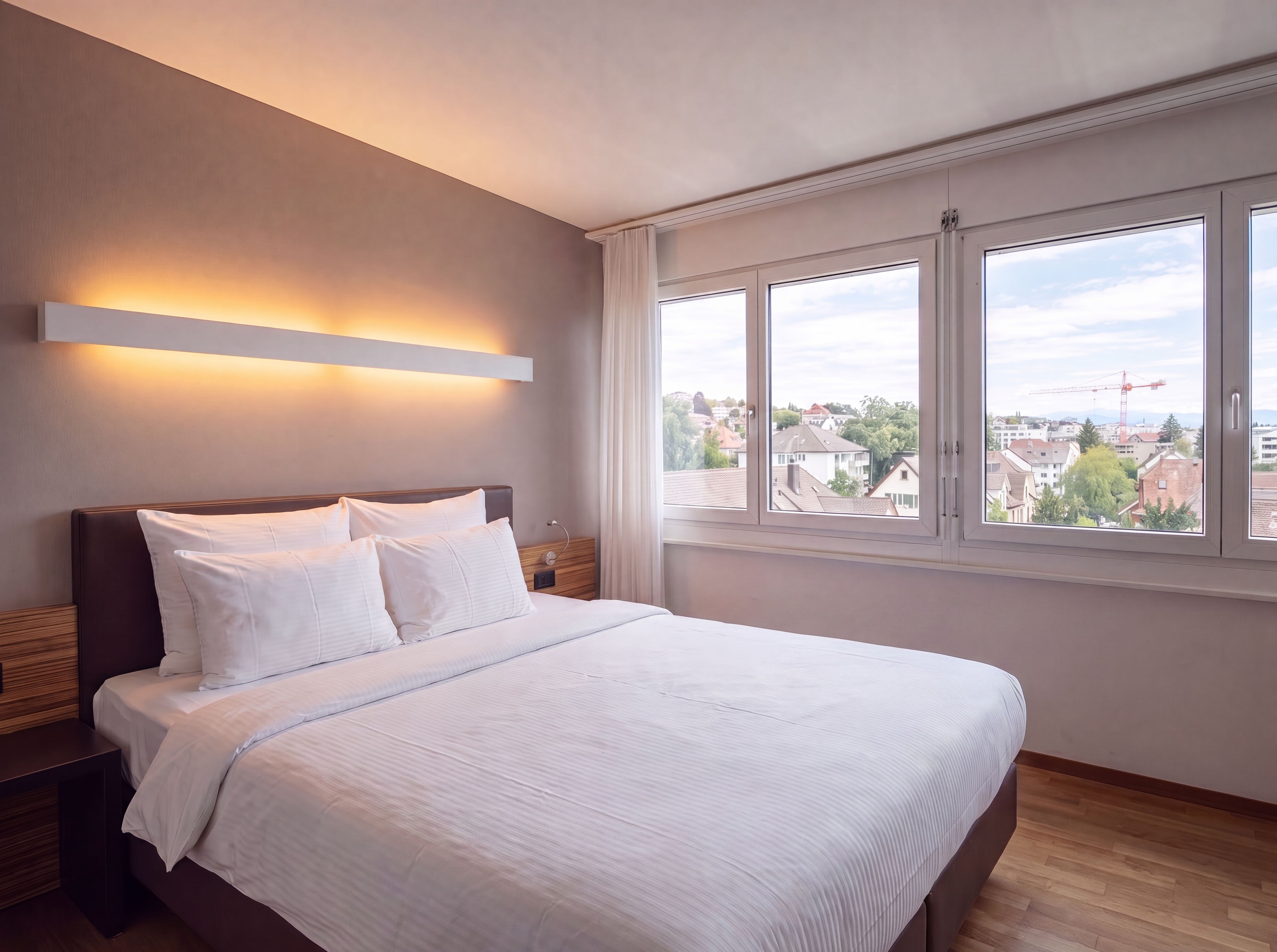 Doppelzimmer mit warmem Wandlicht und Aussicht, Hotel Belair Wallisellen