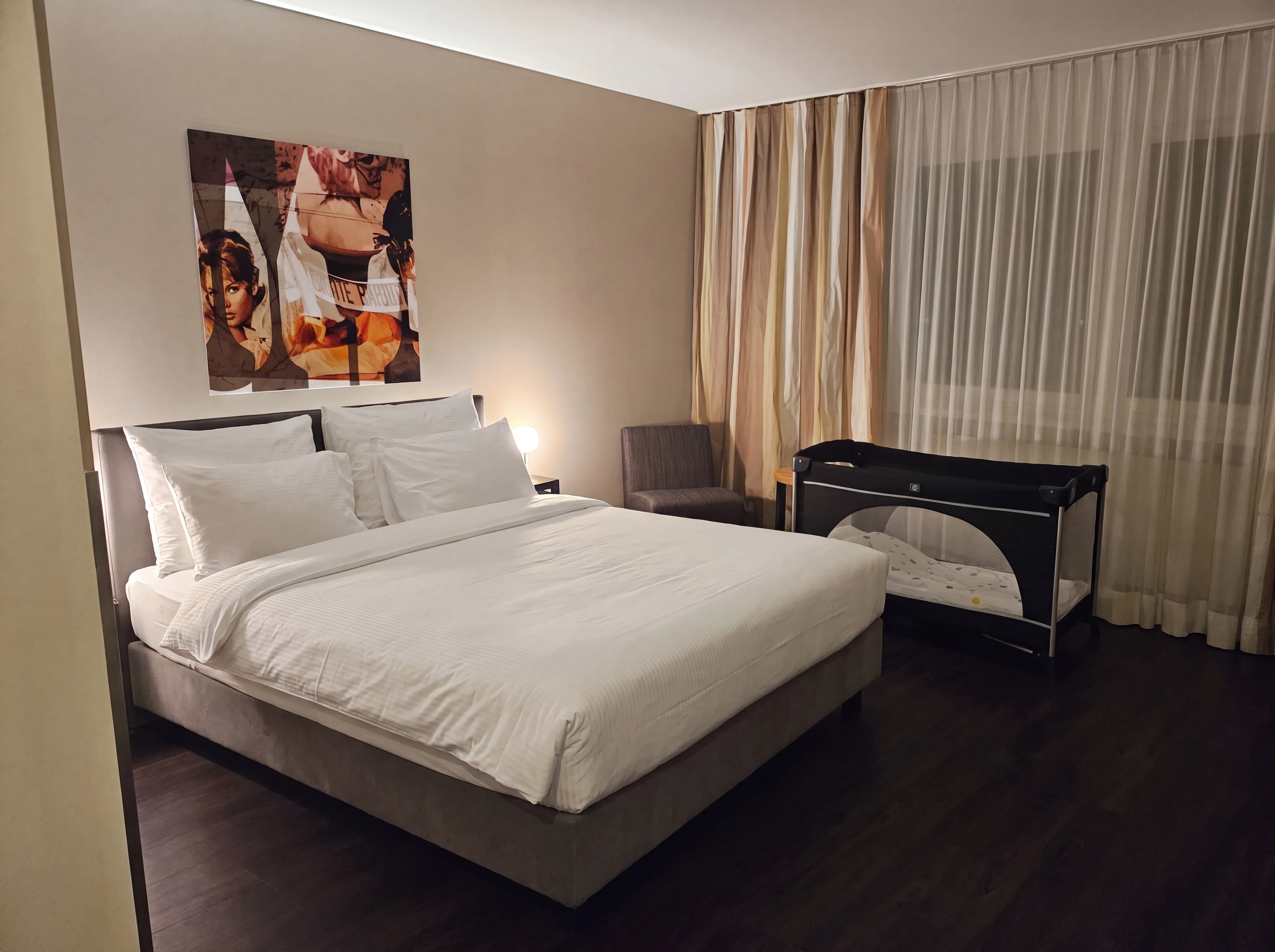 Familienzimmer mit Queensize-Bett und Babybett