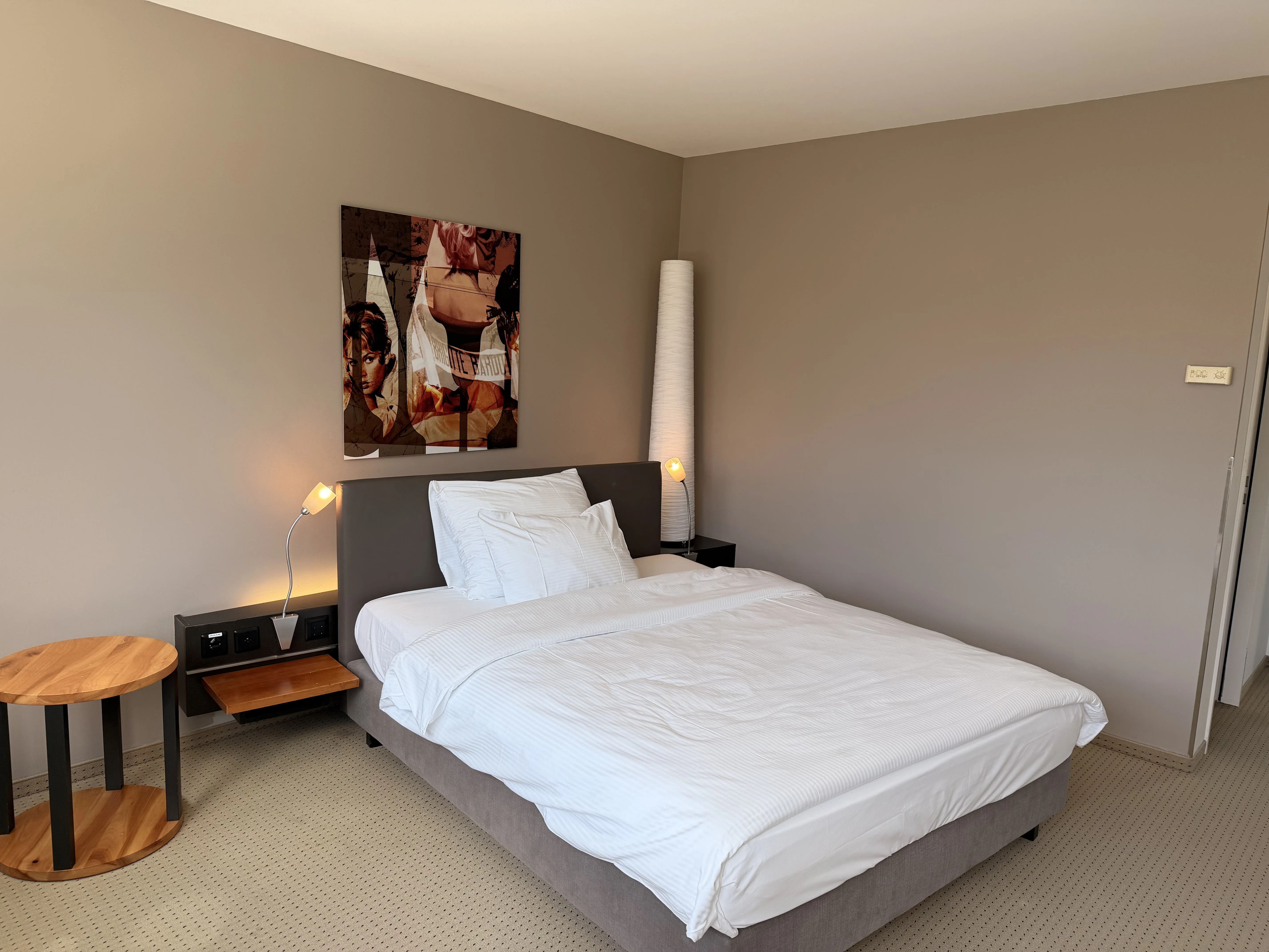 Businesszimmer mit Queensize-Bett und Stehleuchte, Gesamtansicht