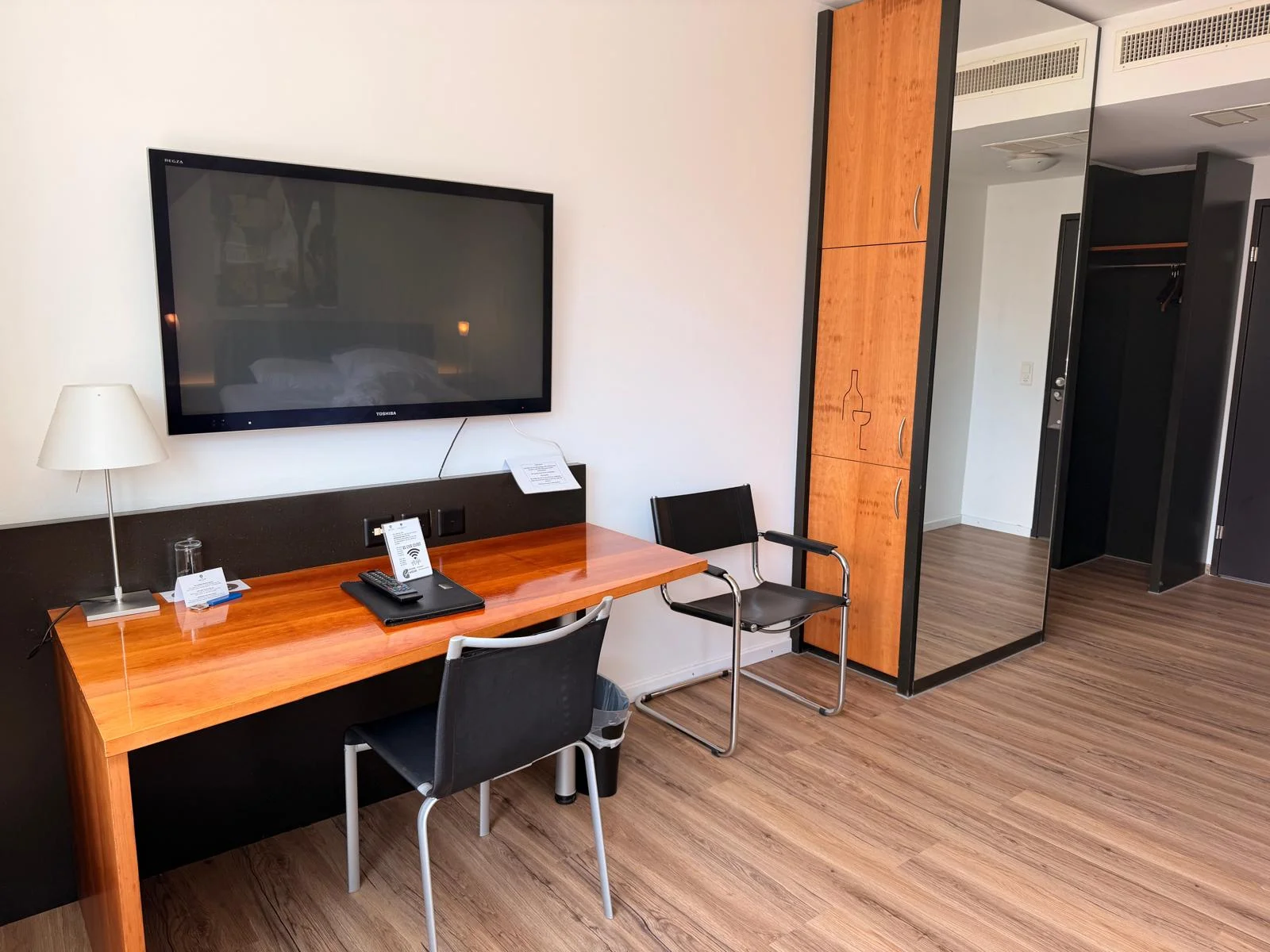 Schreibtisch mit Flachbild-TV im Businesszimmer