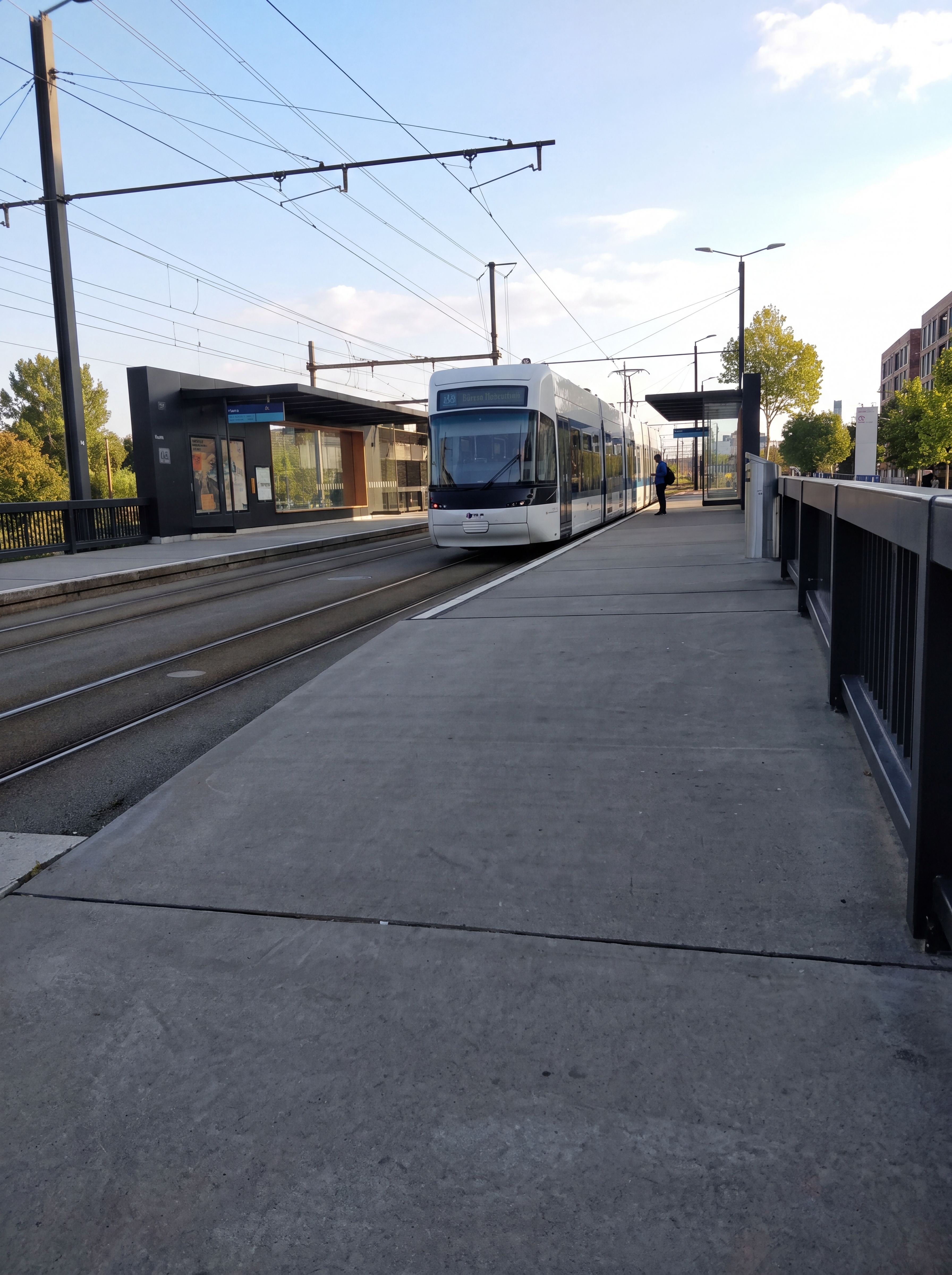 Tram der Glattalbahn an einer Haltestelle