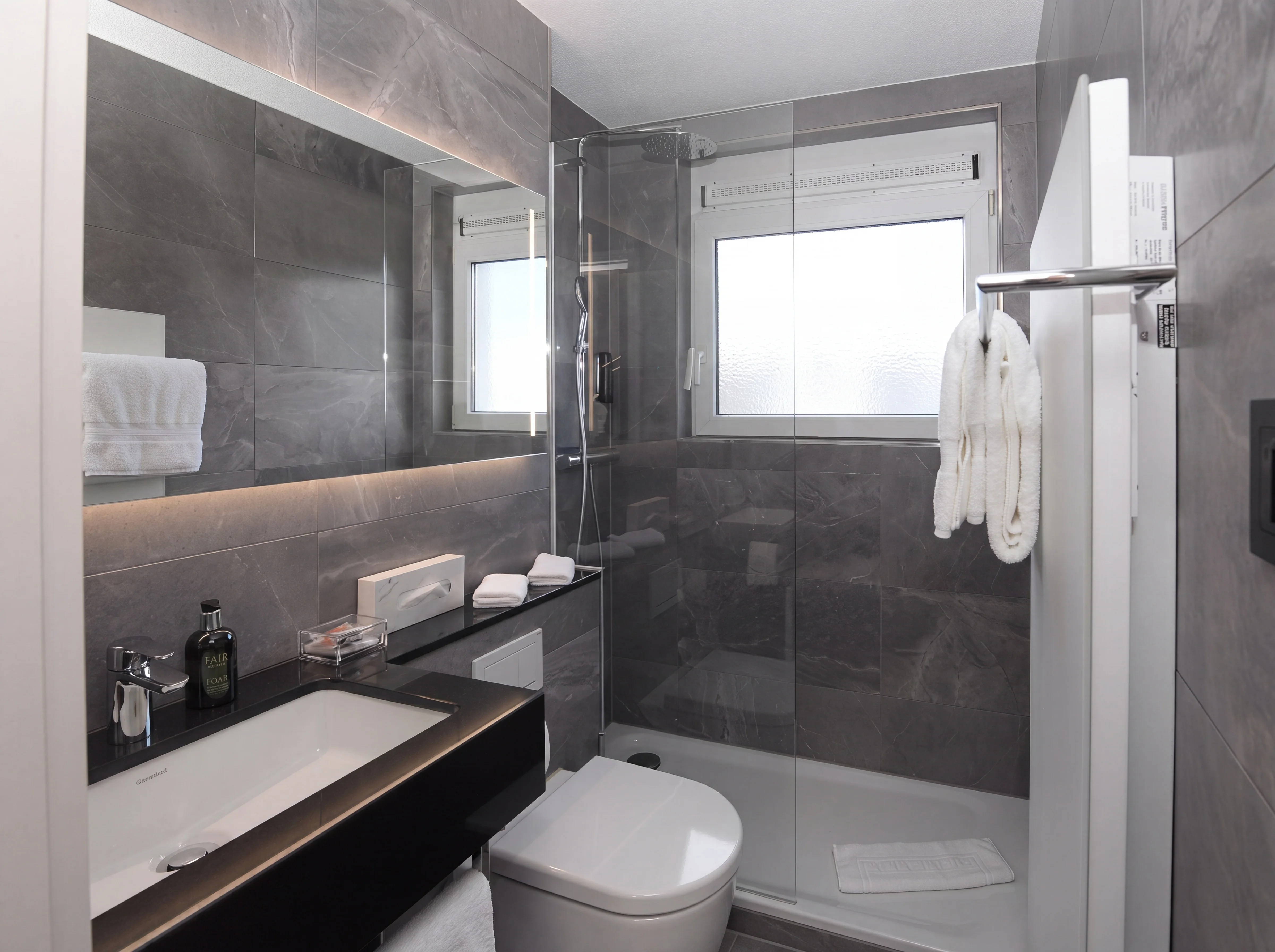 Badezimmer mit Dusche und Tageslicht im Classic Grandlit