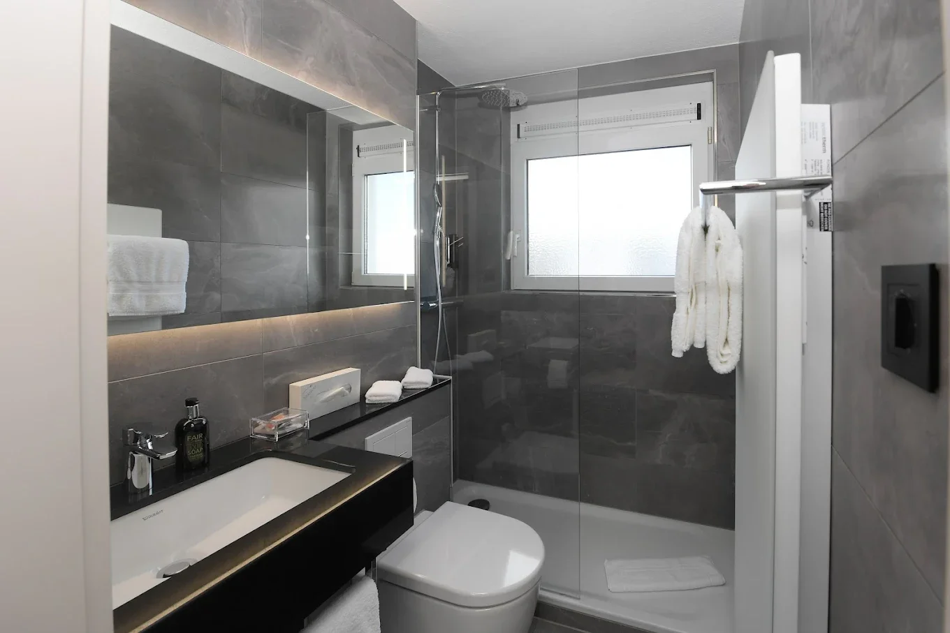 Badezimmer mit ebenerdiger Dusche im Businesszimmer