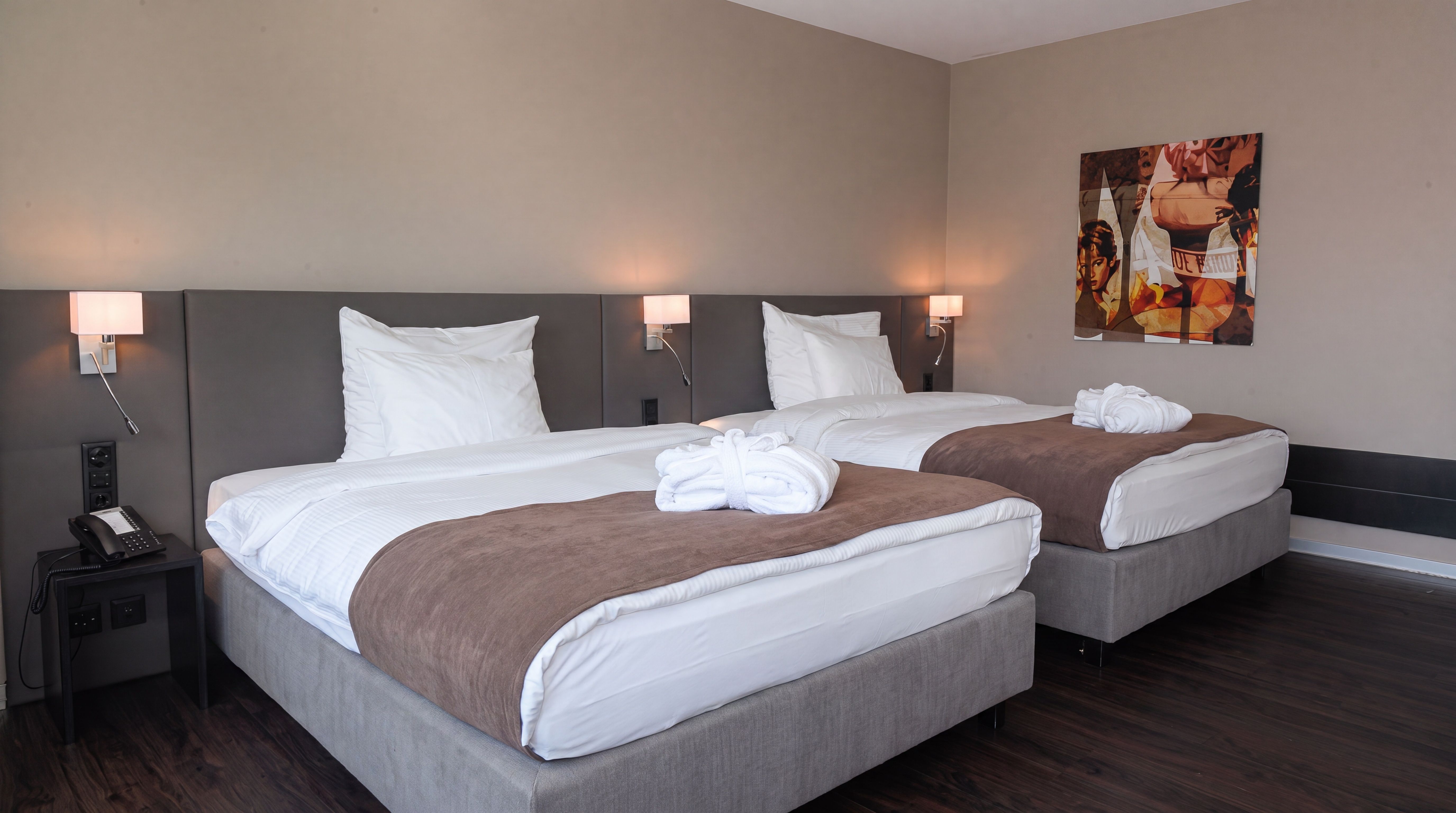 Business-Zimmer mit zwei Betten und Kunstwerk, Hotel Belair Wallisellen