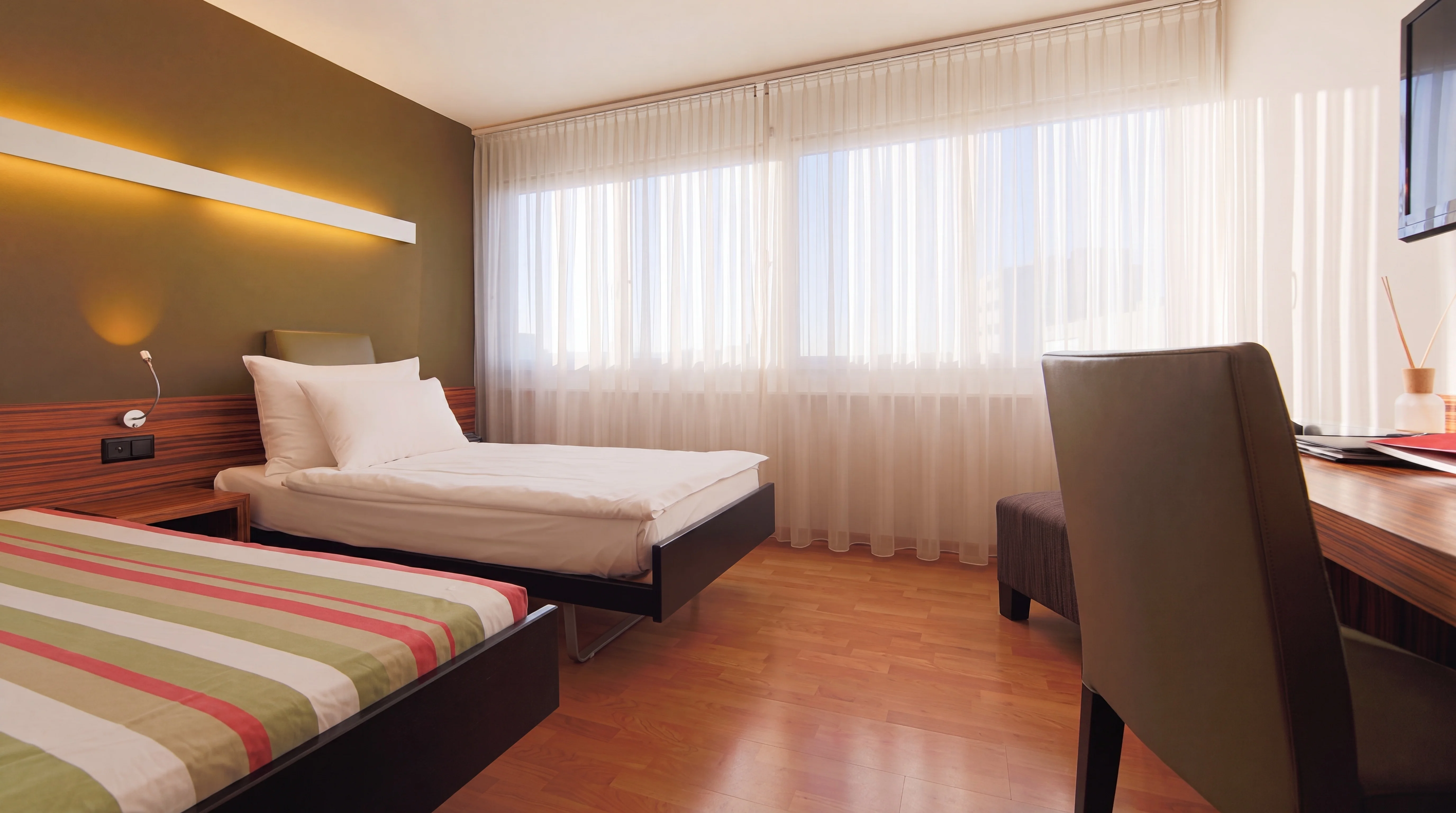 Classic Twin mit zwei Einzelbetten und Schreibtisch, Hotel Belair Wallisellen