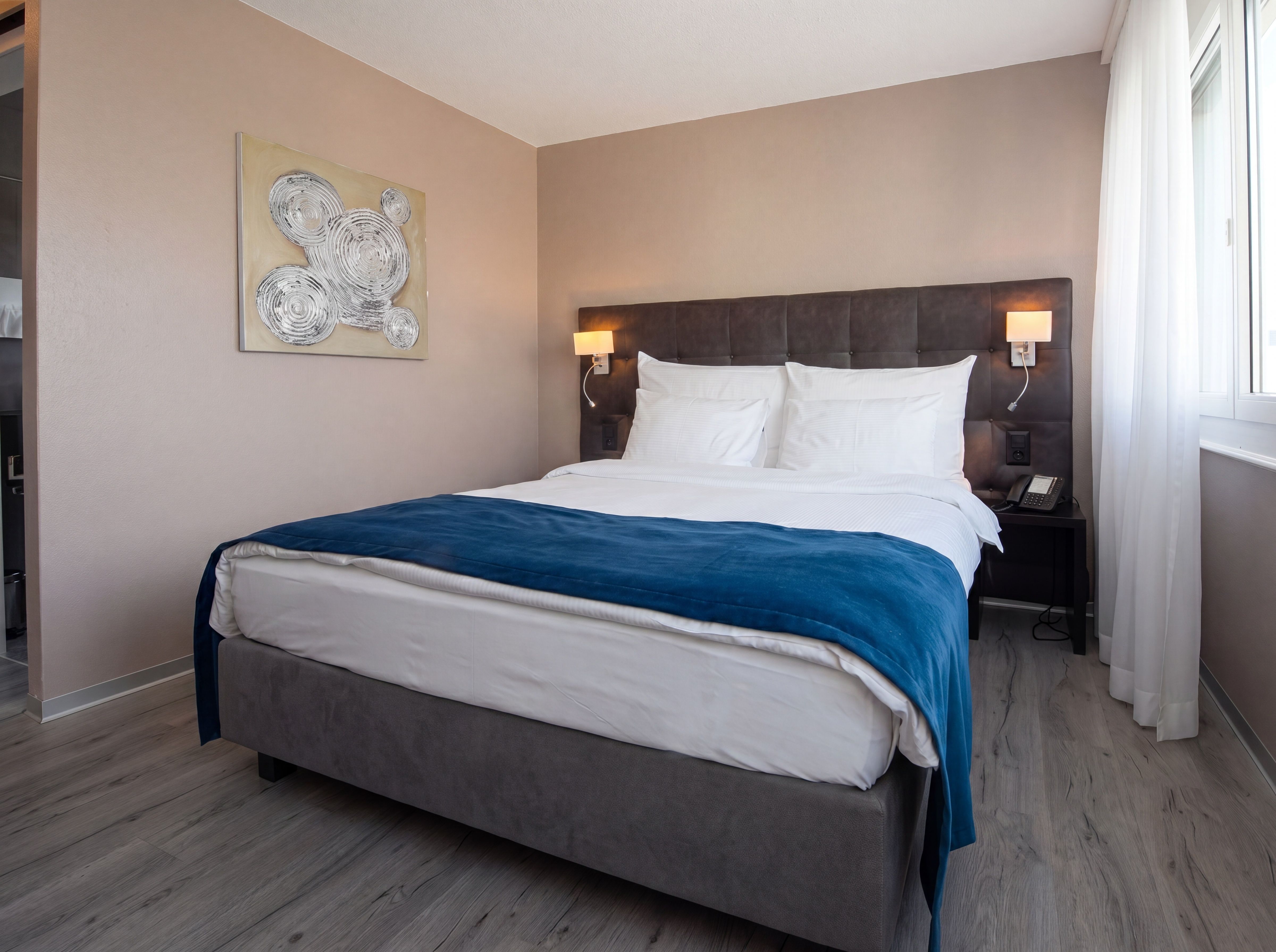 Classic-Zimmer mit Doppelbett und blauer Tagesdecke, Hotel Belair