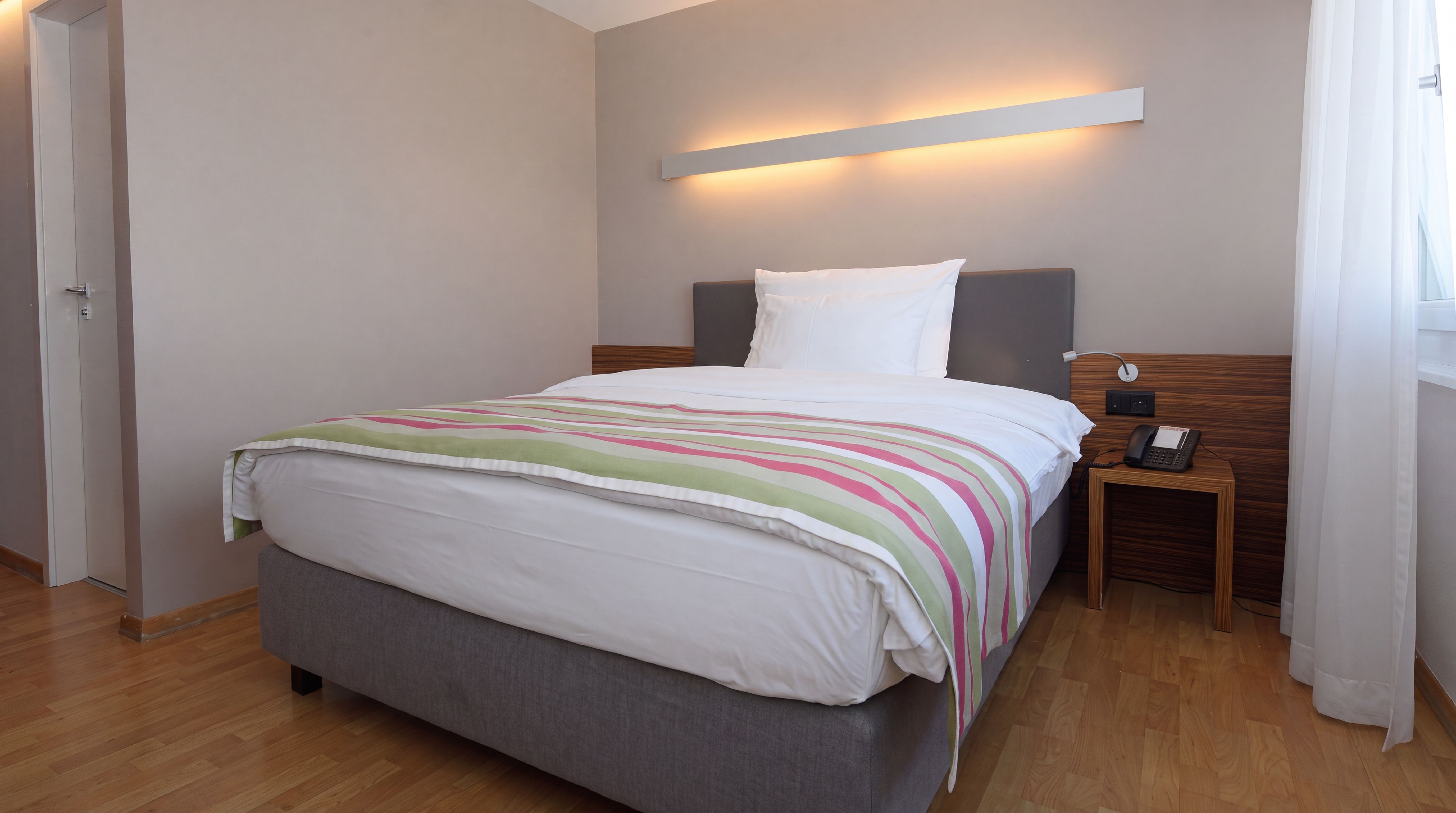 Classic-Zimmer mit Queensize-Bett und gestreifter Tagesdecke, Hotel Belair