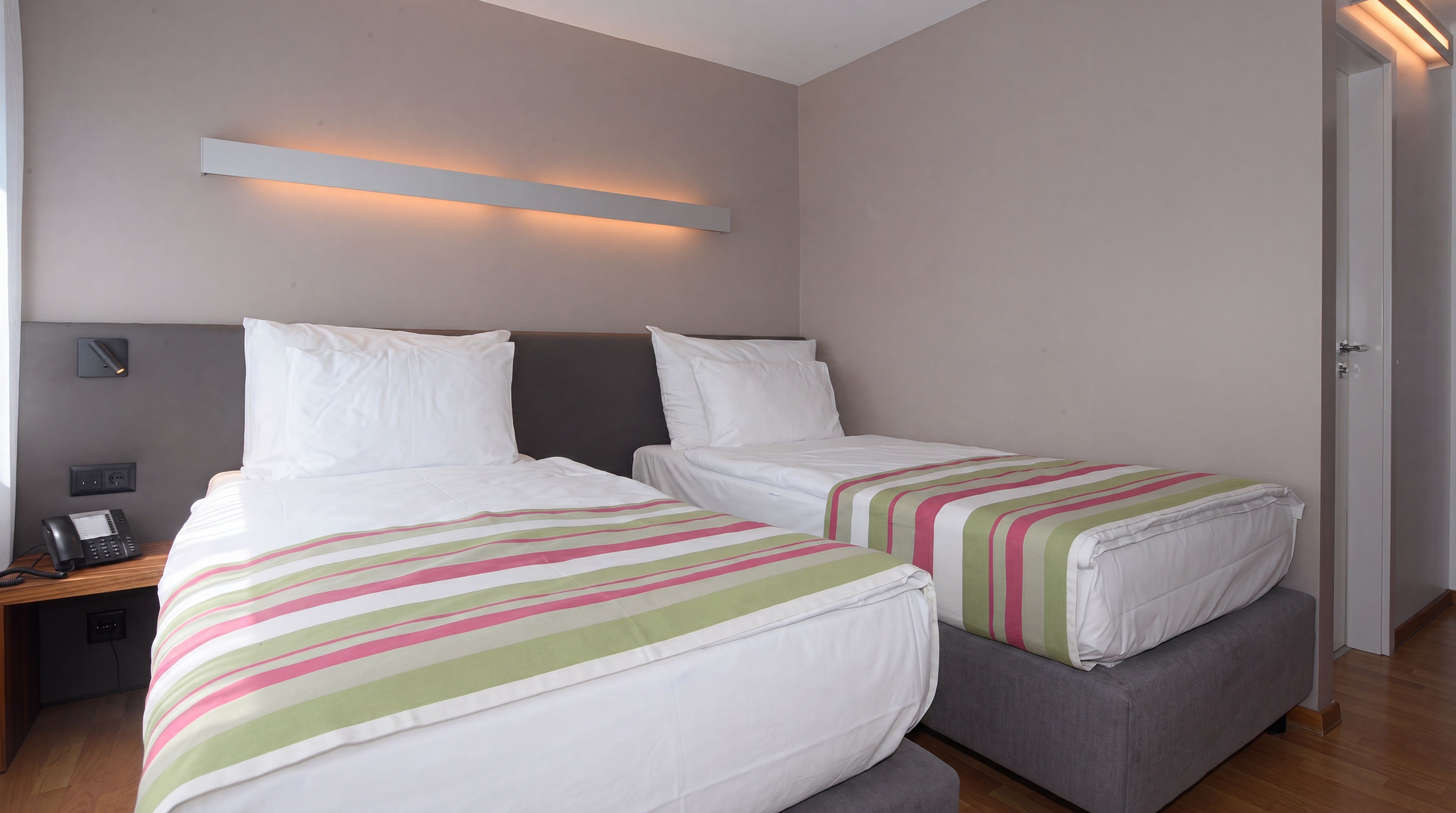 Classic-Zimmer mit zwei Einzelbetten und gestreiften Tagesdecken, Hotel Belair