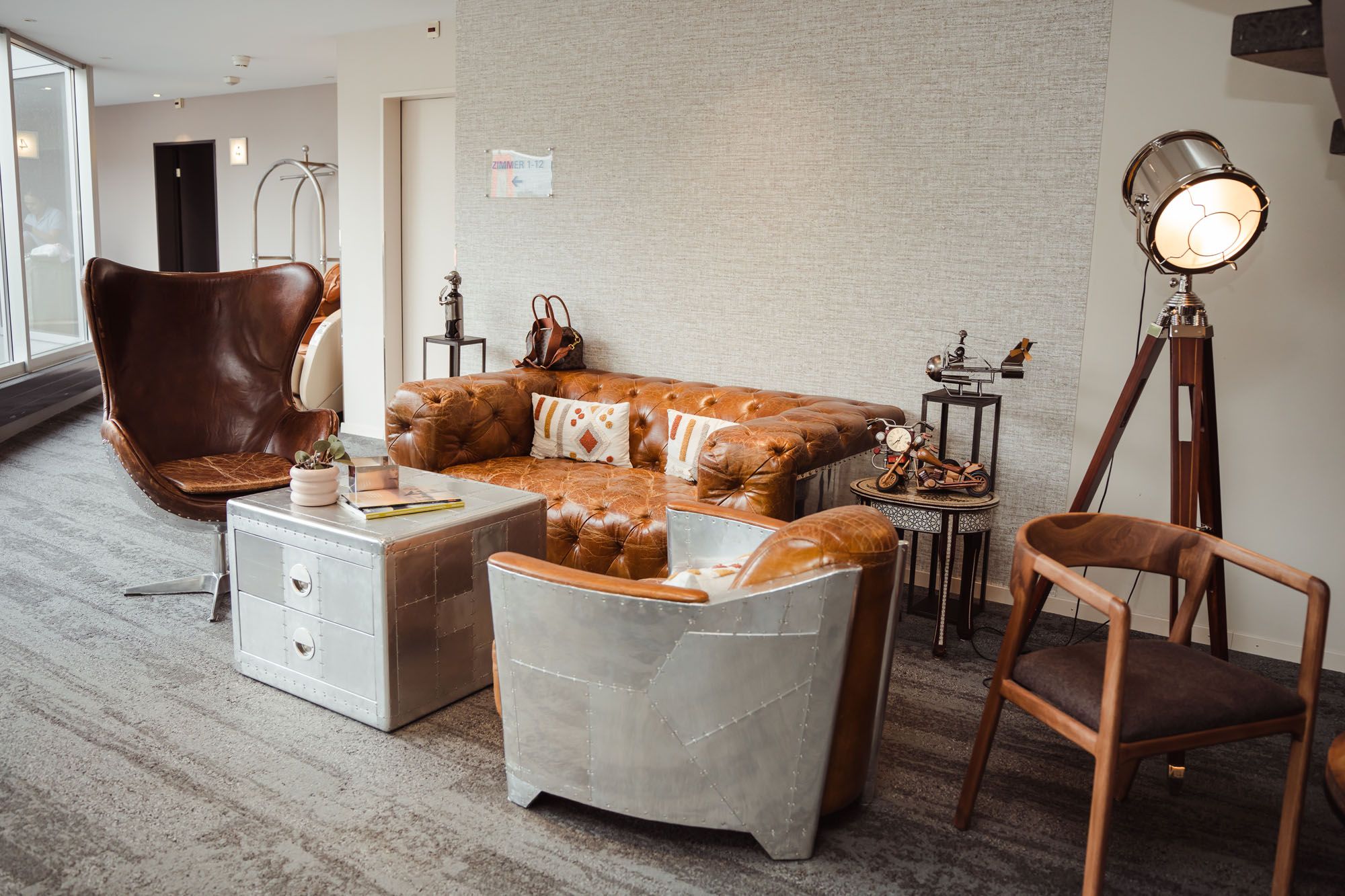 Lounge mit Chesterfield-Ledersofa im Hotel Belair Wallisellen