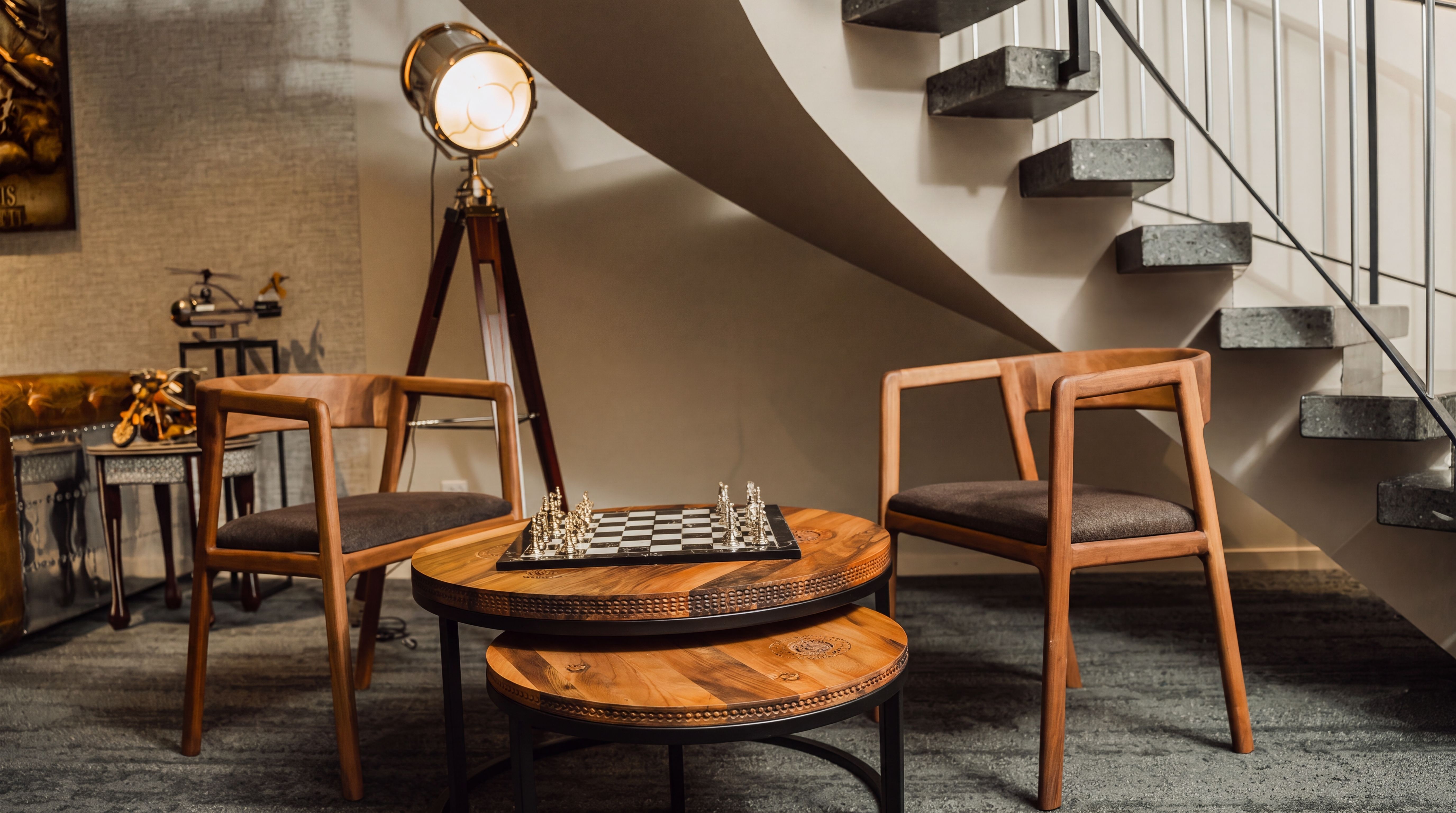 Sitzecke mit Schachbrett unter der Treppe im Hotel Belair